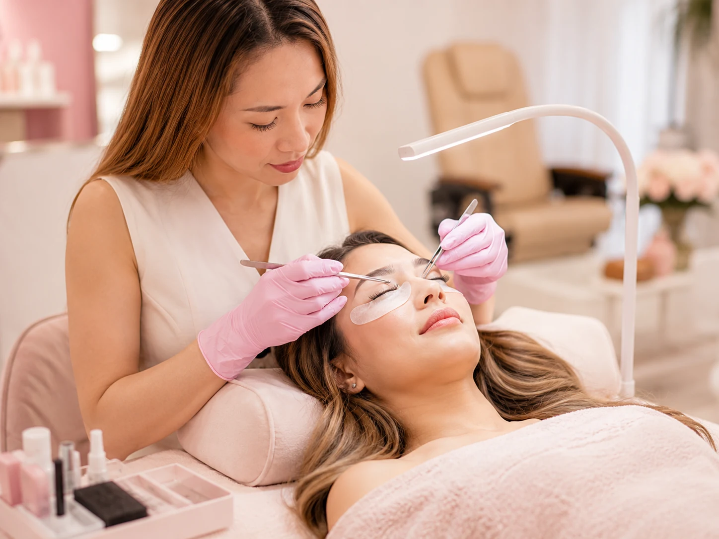 Symbolbild: Wimpernbehandlung in einem ruhigen Beauty-Studio